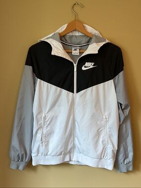 Boy’s size XL Nike Black, White & Light Gray Colorblock Hooded Windbreaker